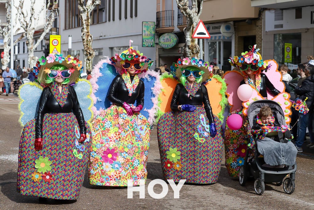 Niños y mayores disfrutan del desfile infantil