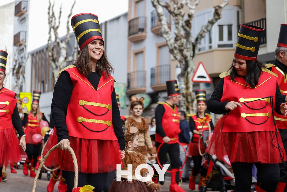 Niños y mayores disfrutan del desfile infantil