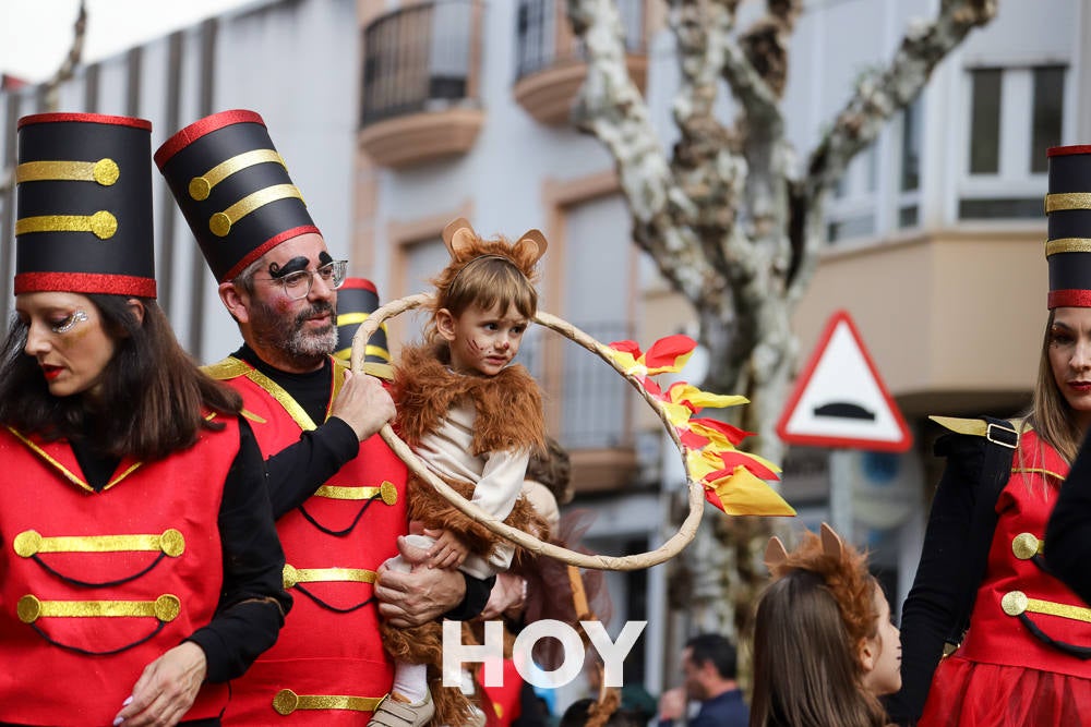Niños y mayores disfrutan del desfile infantil