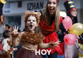 Niños y mayores han disfrutado del desfile infantil este martes