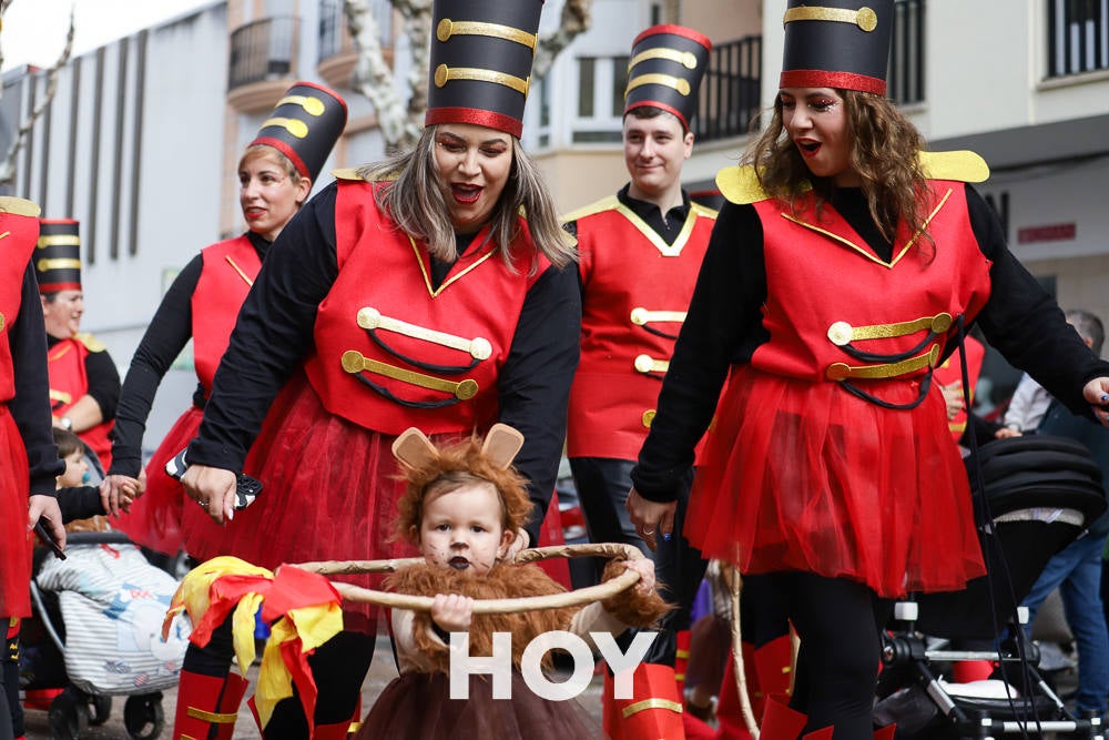 Niños y mayores disfrutan del desfile infantil