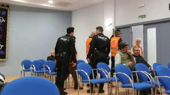 La Policía Local interviene en la sesión plenaria para el desalojo de dos personas