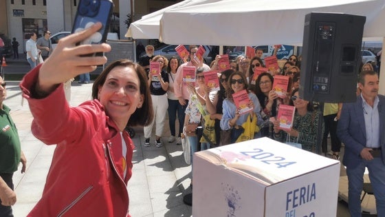 «Es una feria con encanto, se respira el olor a libros y flores»