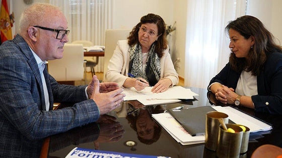 El Ayuntamiento firma un convenio con Semes y comprará más defibriladores