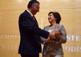 Victoria Prego recibió en 2017 este reconocimiento de manos de José Luis Quintana.