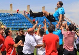 Aparicio Álvarez fue manteado por sus compañeros al término del partido.