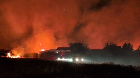 Aparatoso incendio próximo a la carretera Don Benito - Villanueva