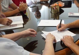 Firma de un contrato en el Ayuntamiento.