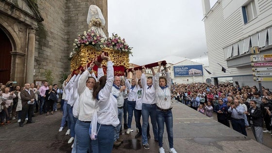 La Virgen de las Cruces regresó a su ermita bajo la lluvia