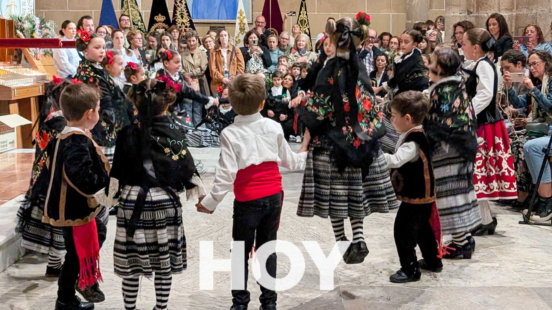 Ofrenda floral y despedida a la Virgen de las Cruces