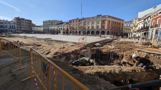 La plaza de España, sin luces en Navidad, pero transitable para final de año según el Ayuntamiento