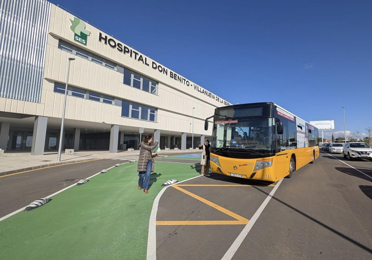 Autobús interubano en la parada del edificio de Consultas Externas del nuevo hospital.
