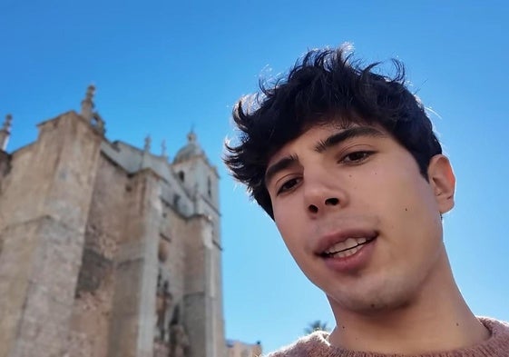 Carlos Peguer, a su paso por la iglesia de Santiago, en su Don Benito natal.