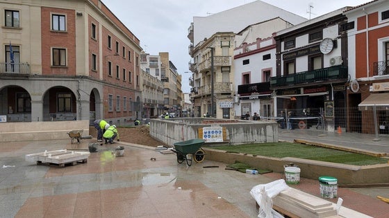 La plaza de España abre para Semana Santa, pero se retrasa su entrega definitiva