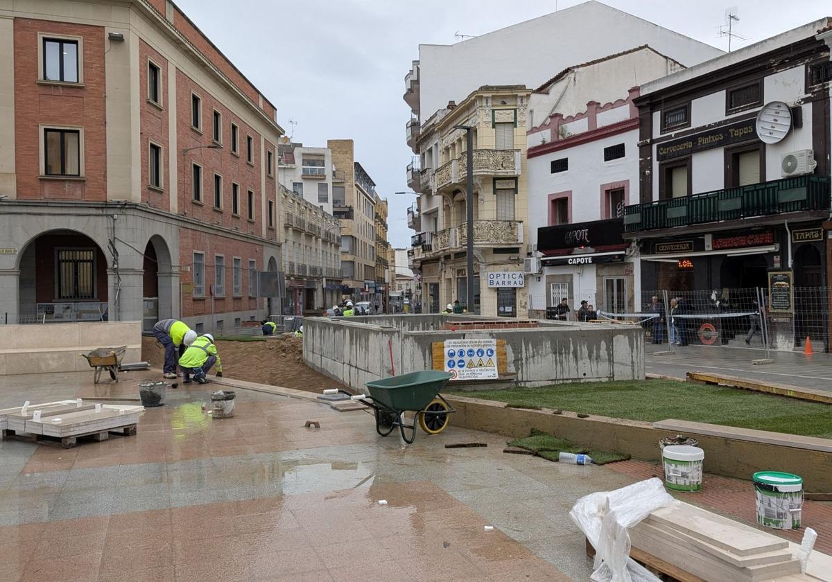 La plaza de España abre para Semana Santa, pero se retrasa su entrega definitiva