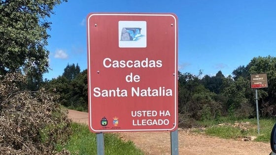 Turismo instala nuevas señales en la ruta que conduce a las cascadas de Santa Natalia