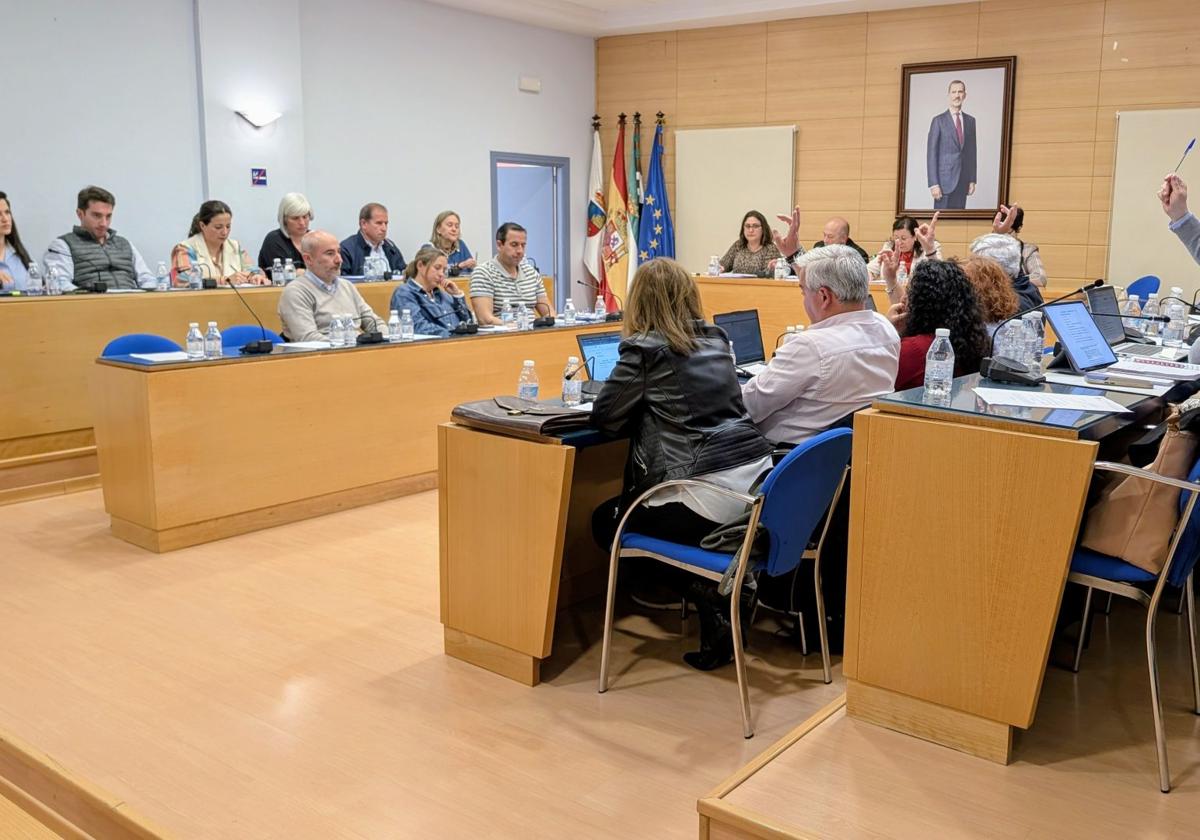 Modificación presupuestaria de 2,15 millones en un tenso pleno