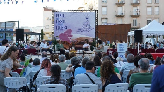 Rebeca Stones destaca en el cierre de la Feria del Libro y las Flores