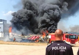 Un camión estacionado sale ardiendo en las proximidades del Lidl