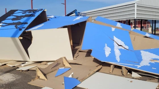 La lluvia destroza la estructura de la hoguera de San Juan