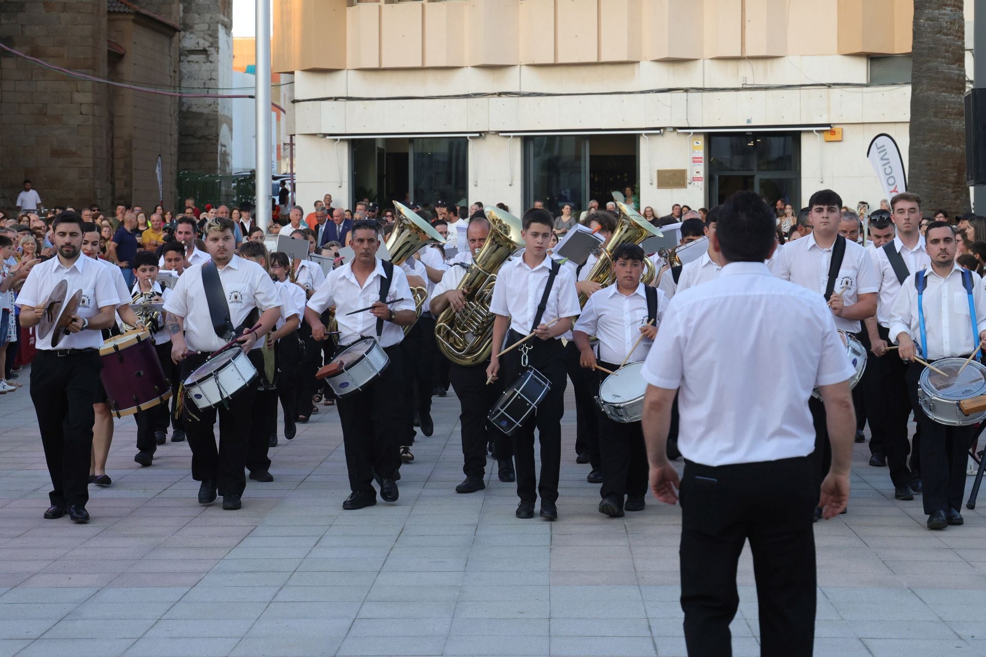 Animada inauguración oficial de la plaza de España
