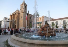 Animada inauguración oficial de la plaza de España