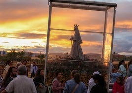 La lluvia desluce la llegada de la Virgen de las Cruces