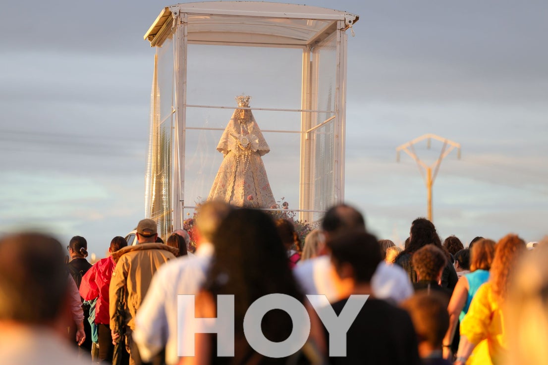 La llegada de la Virgen de las Cruces da inicio a 'La Velá'