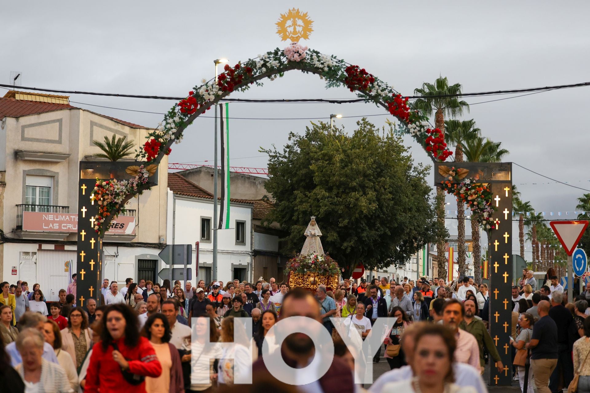 La llegada de la Virgen de las Cruces da inicio a 'La Velá'