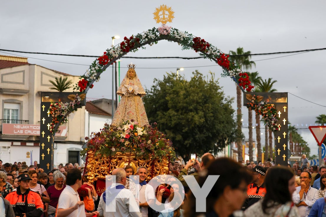 La llegada de la Virgen de las Cruces da inicio a 'La Velá'