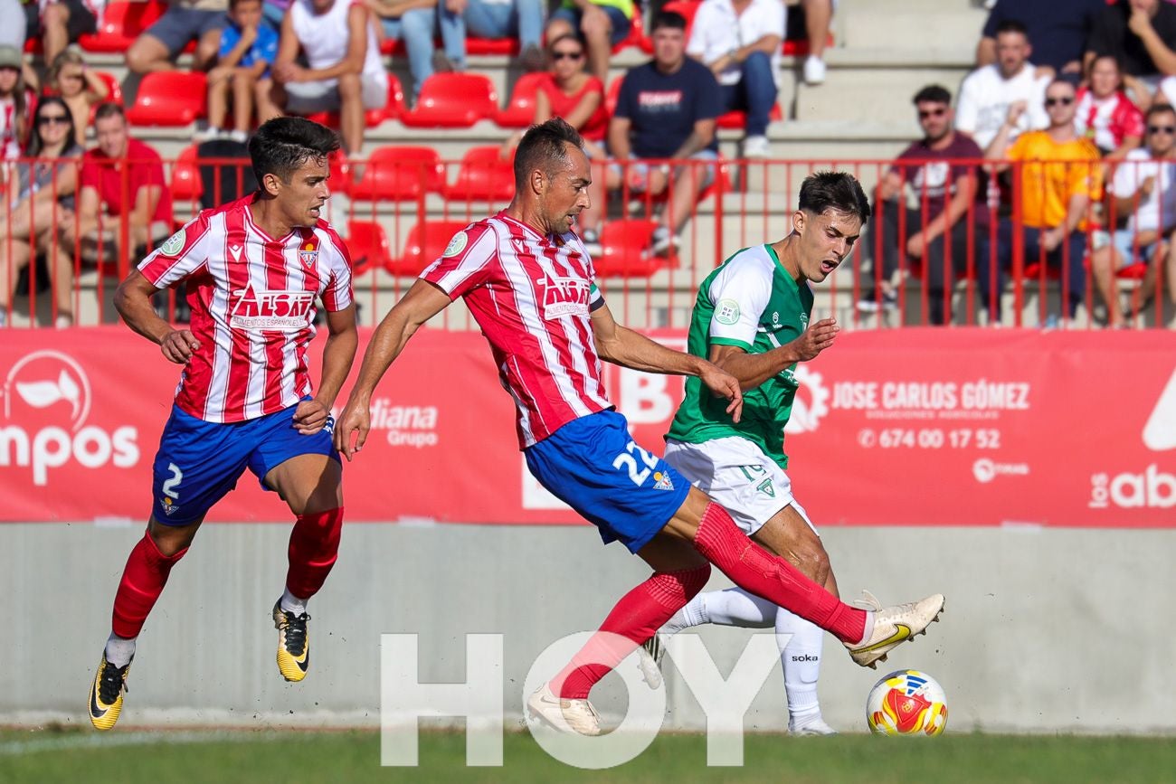 FOTOGRAFÍAS: El Don Benito se lleva el derbi contra el Villanovense
