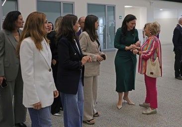 La consejera, junto al resto de autoridades, a su llegada al acto en el nuevo módulo ambulatorio.