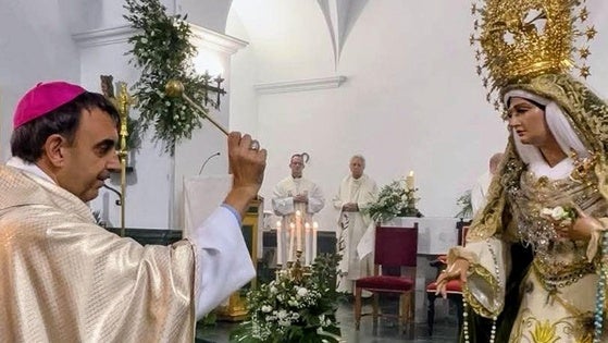 El obispo de Plasencia bendice a la Virgen de la Esperanza
