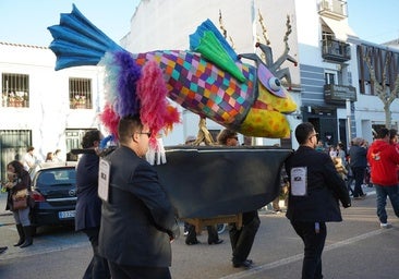 El plagio del cartel de carnaval se cuela en el Entierro de la Sardina