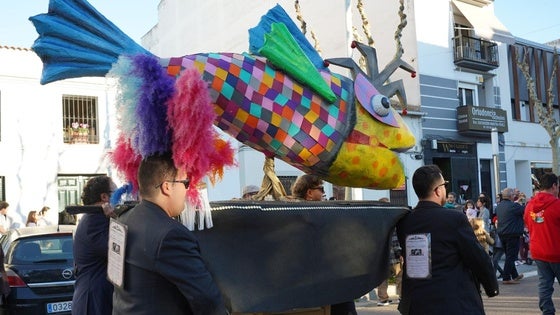 El plagio del cartel de carnaval se cuela en el Entierro de la Sardina