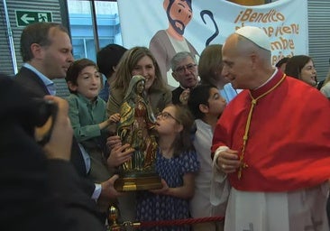 El Papa León XIV recibe una escultura de Antonio Reyes