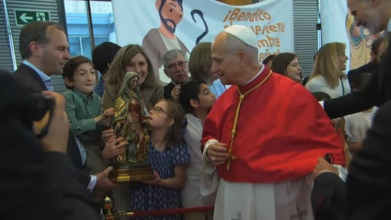 El Papa León XIV recibe una escultura de Antonio Reyes