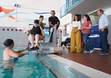 La piscina municipal incorpora una nueva silla hidráulica móvil