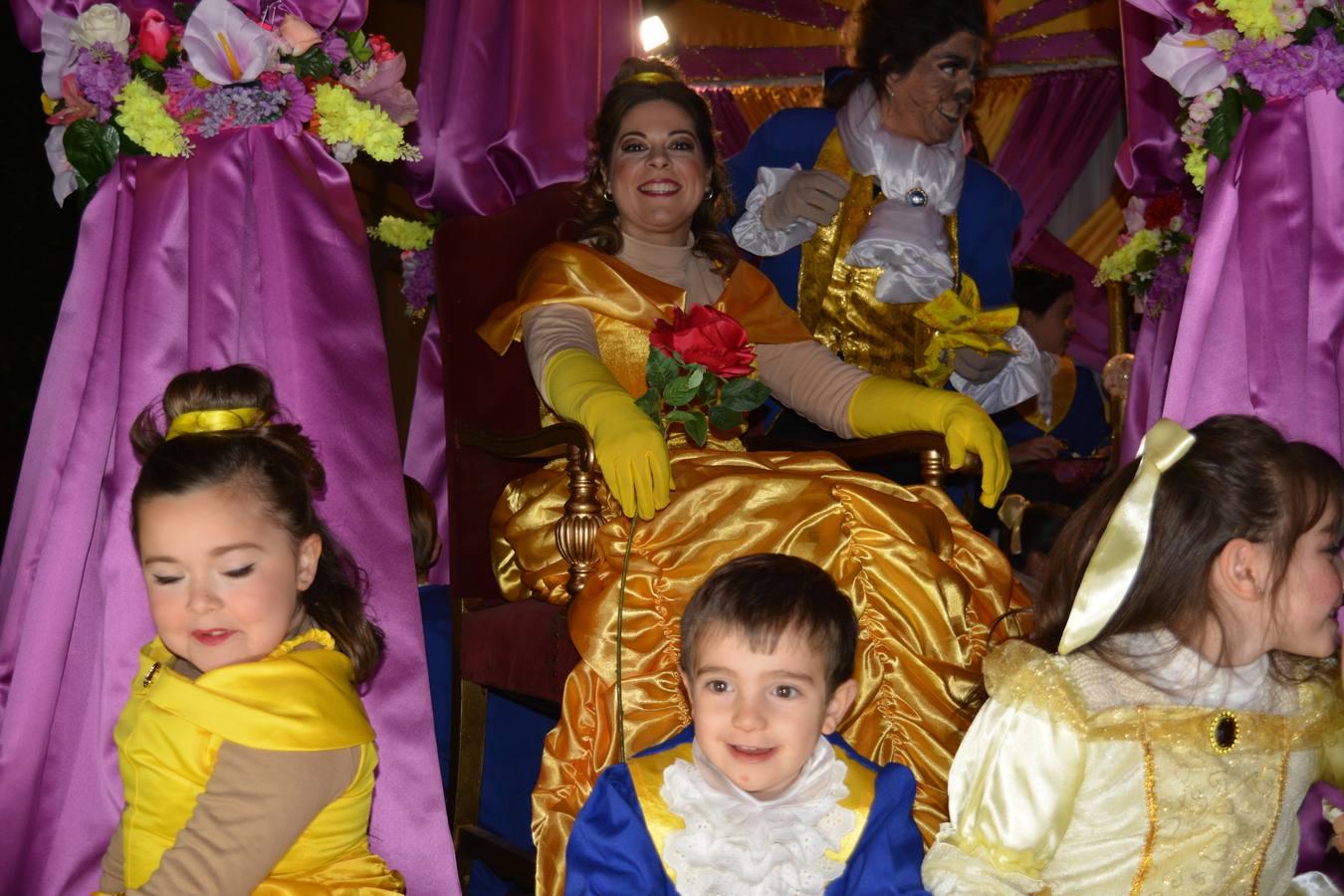Imágenes de las carrozas que acompañaban a SSMM los Reyes Magos de Oriente, junto a los niños y jóvenes de Fregenal. 