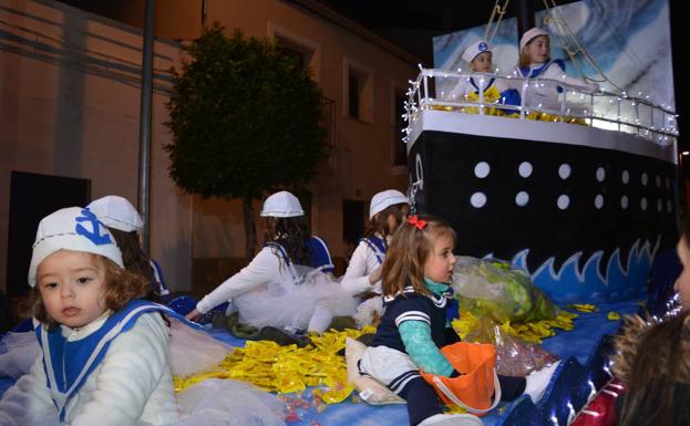 Pequeños marineros y marineras van a mar.