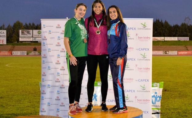 Podio de los 60 metros vallas de la competición celebrada el pasado sábado en Villafranca, con Miriam Gata en el centro.. 