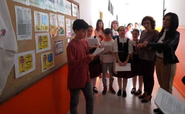 La consejera de Educación visita el CEIP Arias Montano para conmemorar el Día Escolar de Extremadura
