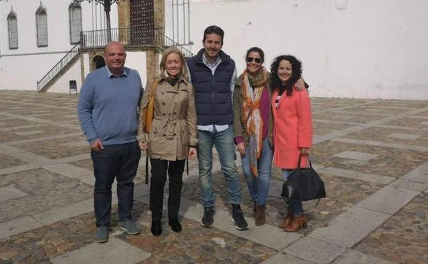 En el centro Víctor Píriz con Tina Rodríguez y más miembros del PP extremeño 