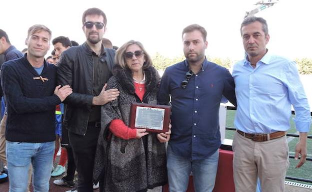 Mujer e hijos de Juan Ignacio recibiendo la placa de manos del presidente del Frexnense, Francis Rastrojo 