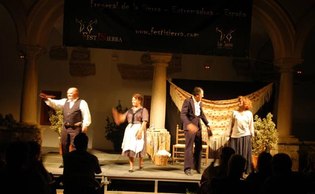 Los actores saludan