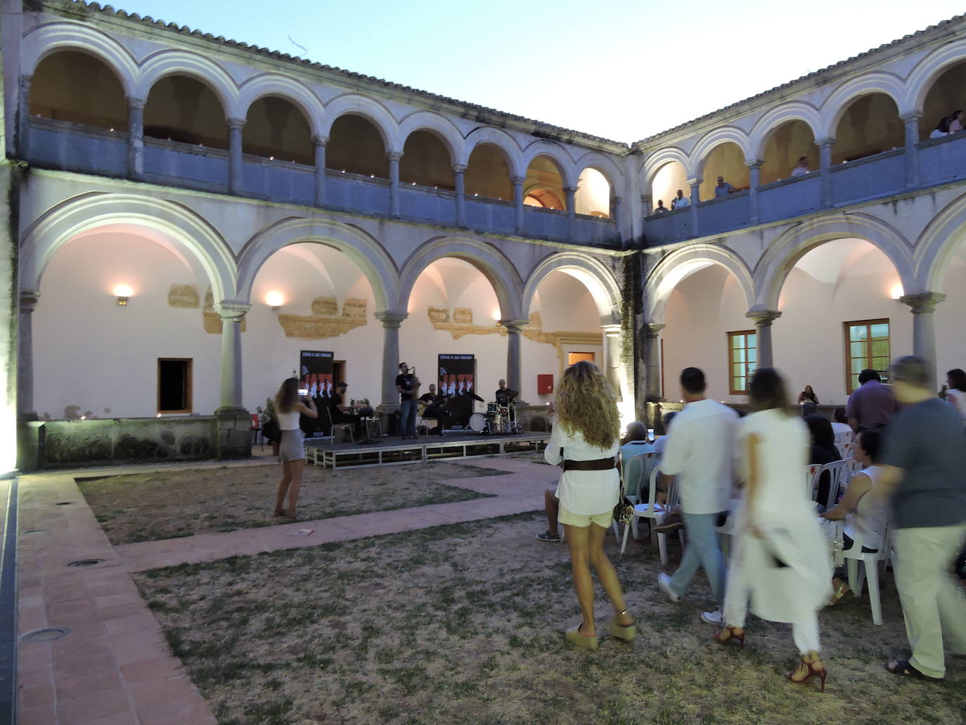 100 fotos sobre todas las actividades de la noche en blanco frexnense.