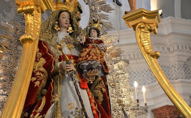 La Virgen de los Remedios portando la rueda de oro.