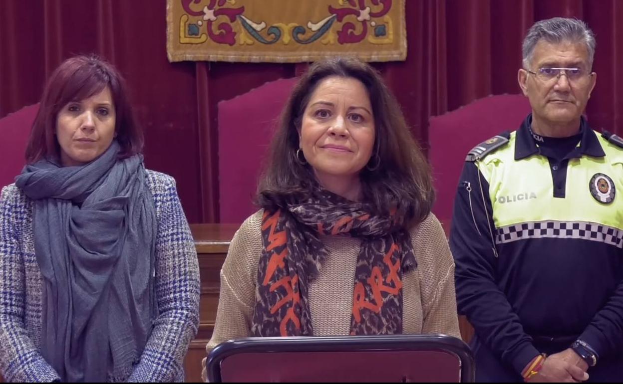 La alcaldesa de Fregenal, Tina Rodríguez, comparece junto a la portavoz del PSOE, María José Serrano, y Manuel González, jefe de la Policía Local. 