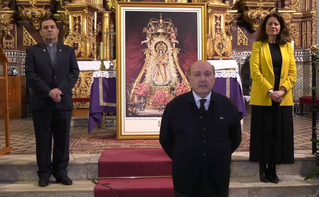 El mayordomo, junto al Párroco y la Alcaldesa de Fregenal. 