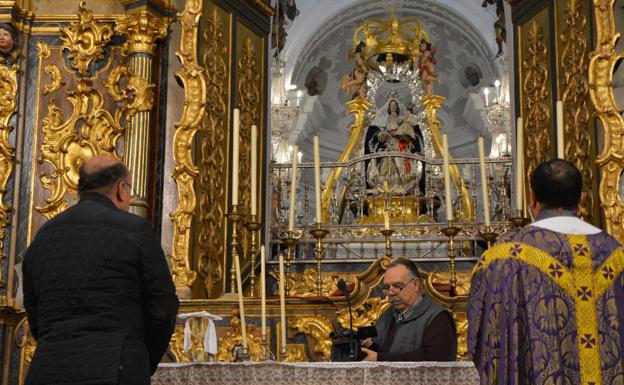 Pepe Candelario grabando la rogativa a Santa María de los Remedios. 
